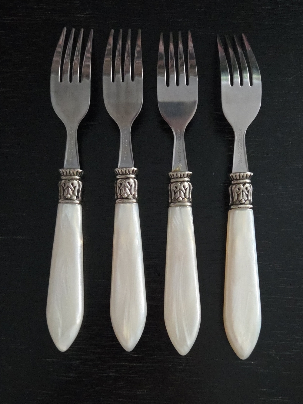Faux Pearl Handle 24 Piece flatware set - Picture 6 of 12